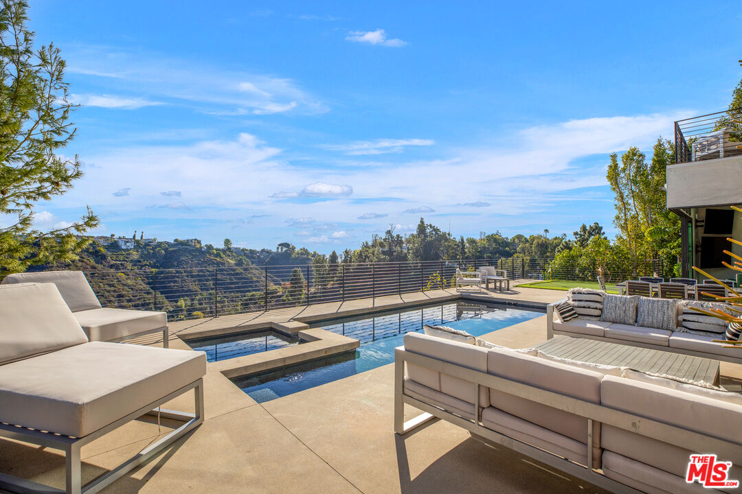 1172 LINDA FLORA DR