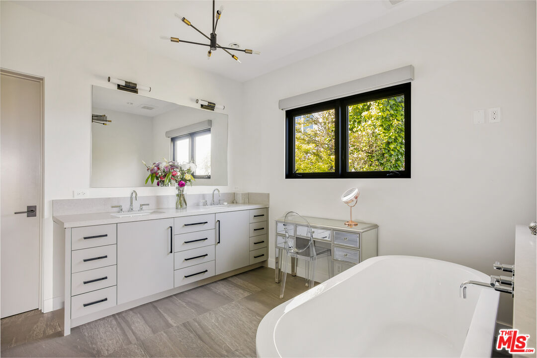 1172 LINDA FLORA DR