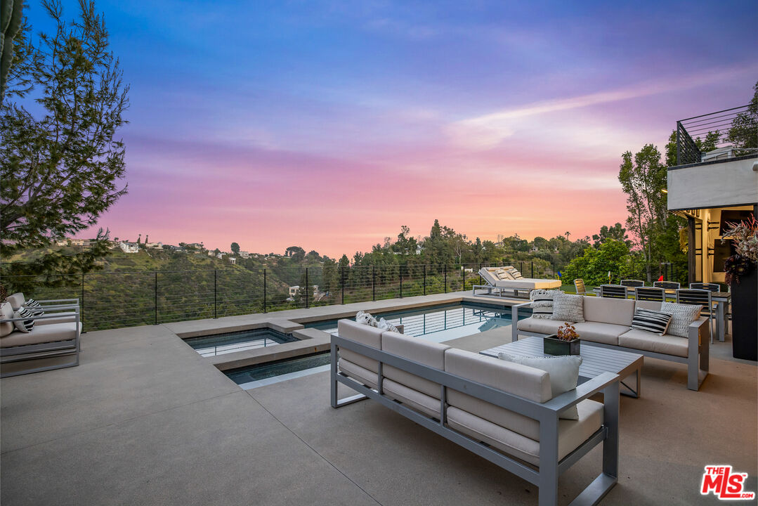 1172 LINDA FLORA DR