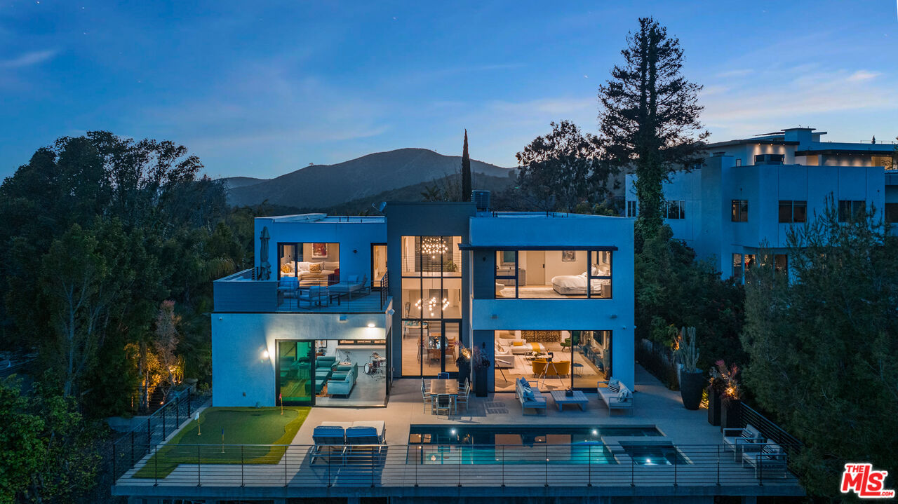 1172 LINDA FLORA DR