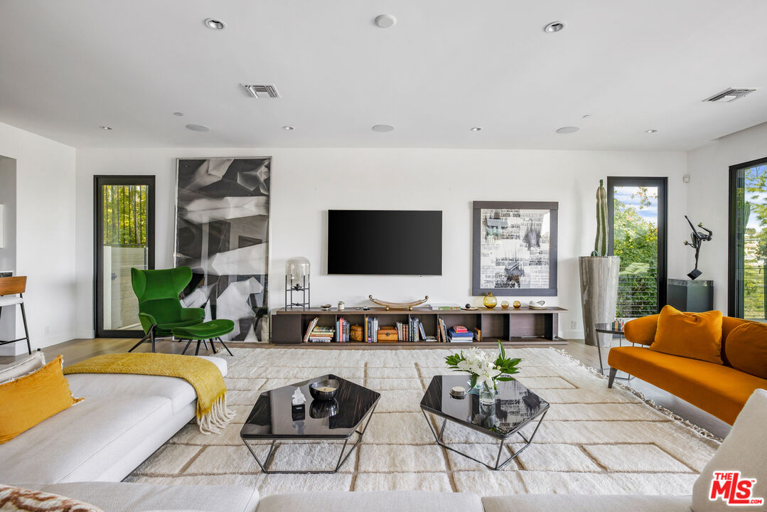 1172 LINDA FLORA DR