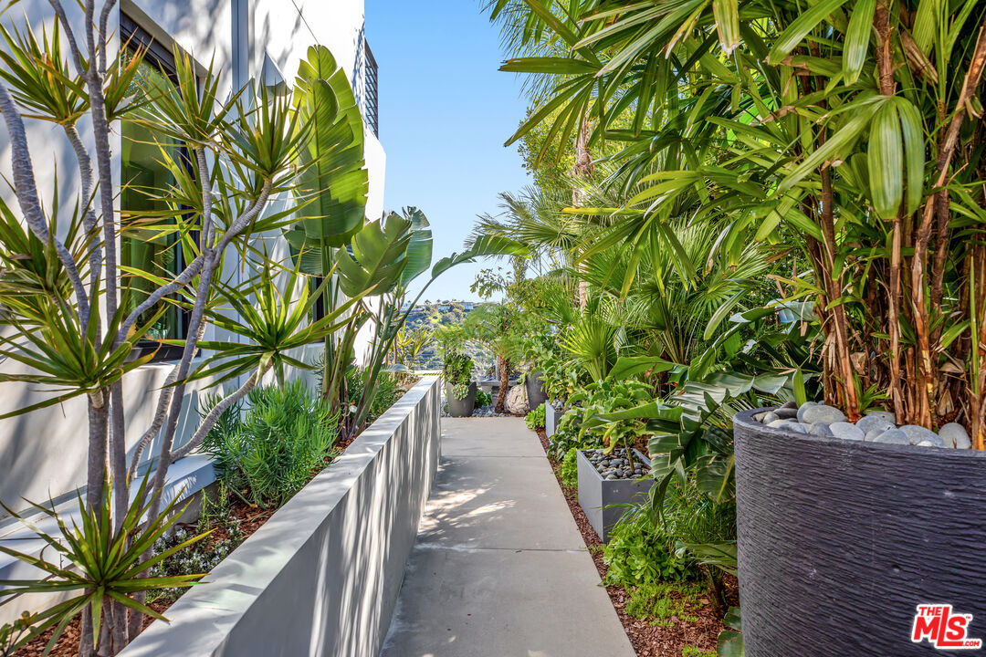 1172 LINDA FLORA DR