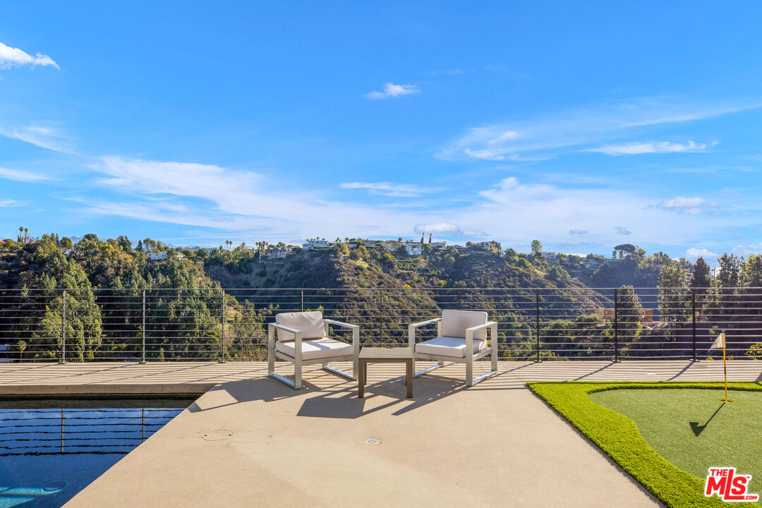 1172 LINDA FLORA DR
