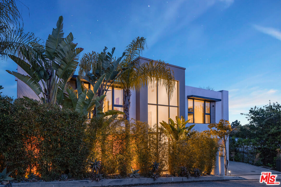 1172 LINDA FLORA DR
