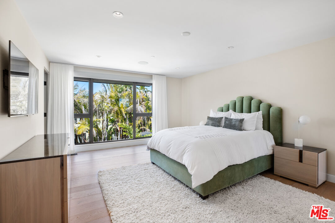 1172 LINDA FLORA DR
