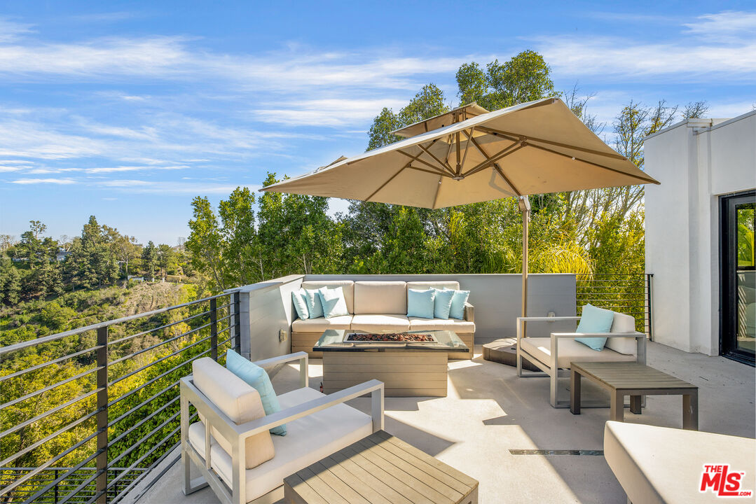 1172 LINDA FLORA DR