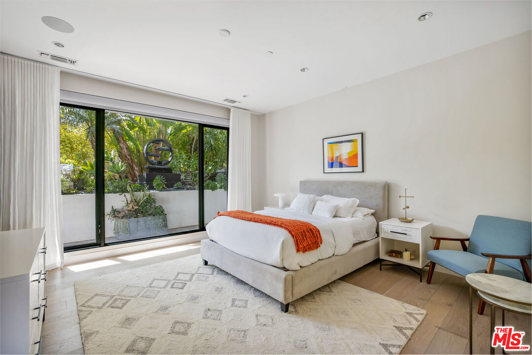 1172 LINDA FLORA DR