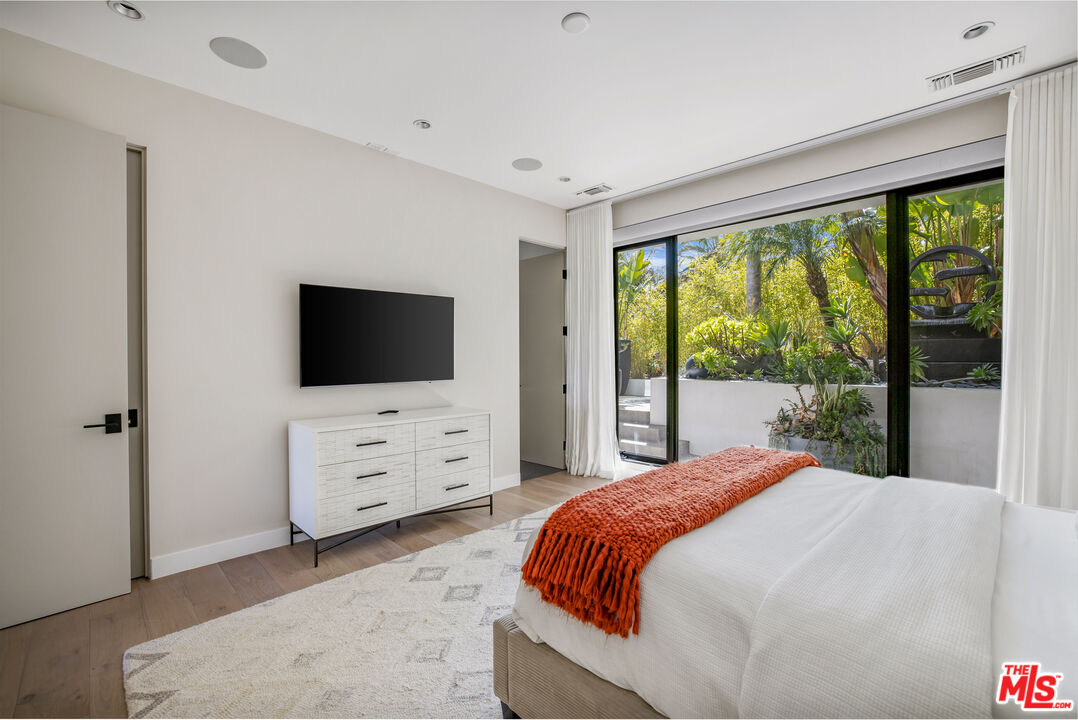 1172 LINDA FLORA DR