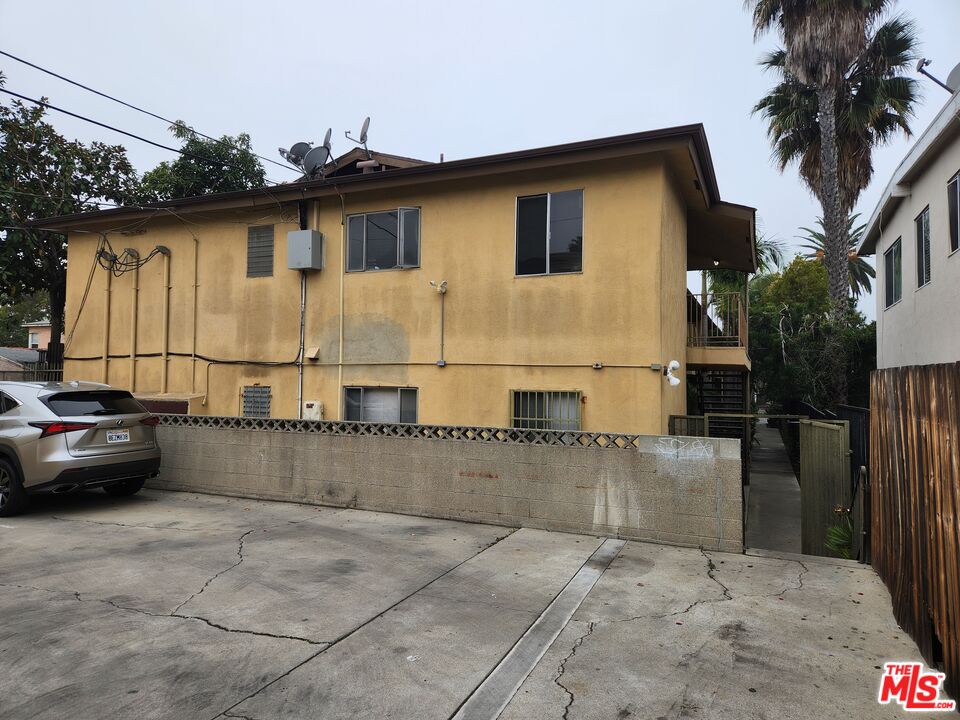 2018 Locust Ave Unit: 13