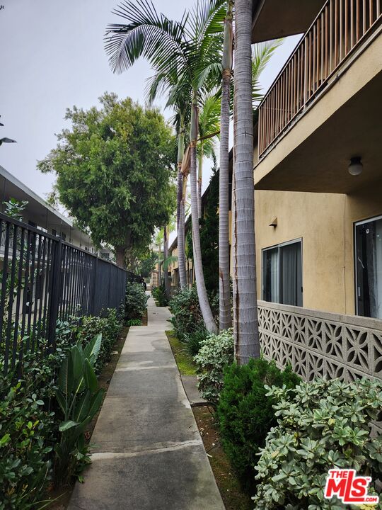 2018 Locust Ave Unit: 13