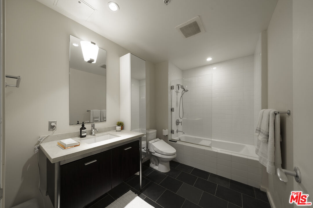 1155 S Grand Ave Unit: 810