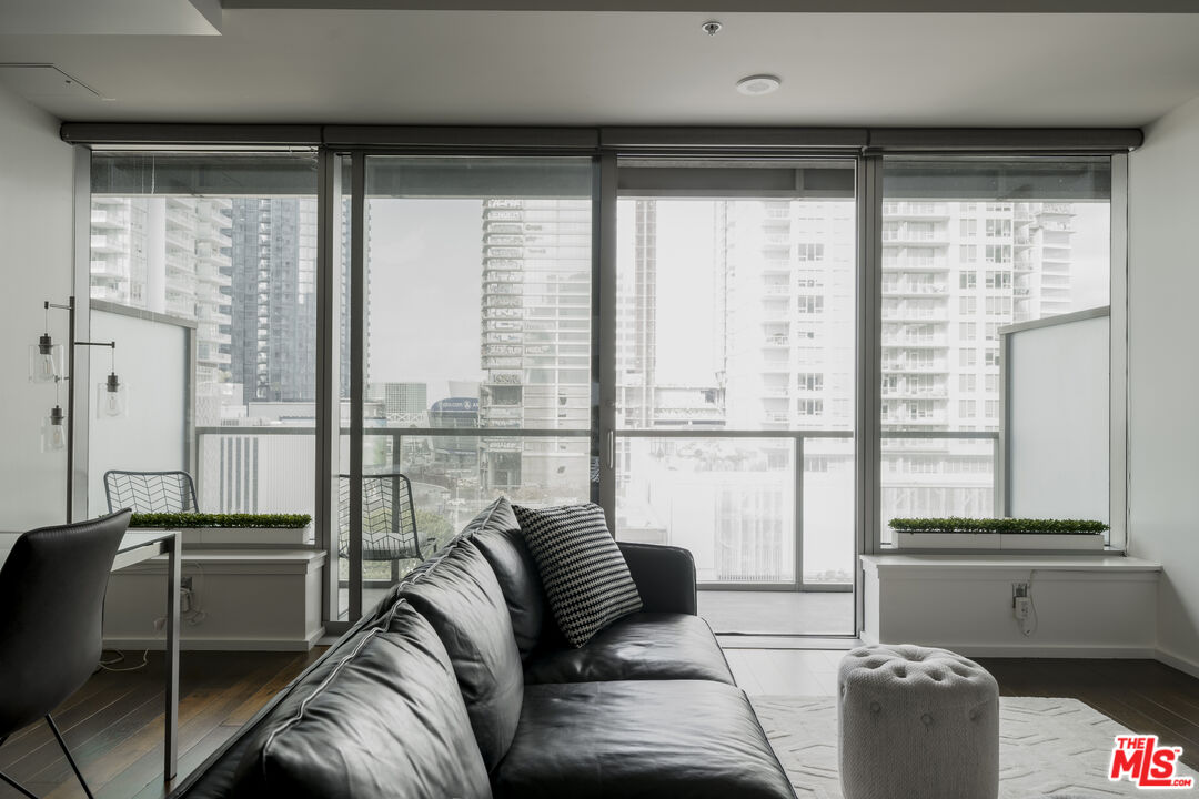 1155 S Grand Ave Unit: 810