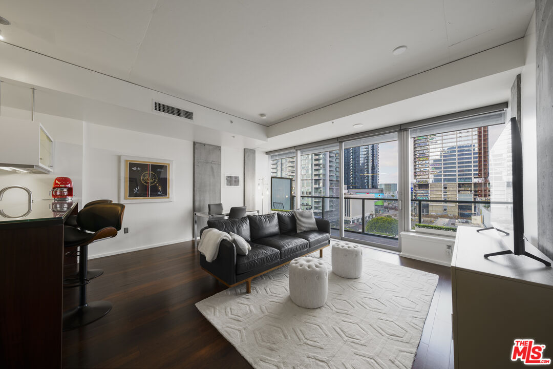 1155 S Grand Ave Unit: 810