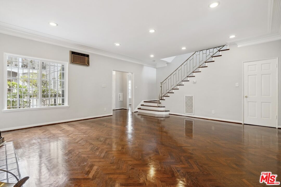 110 N Flores St