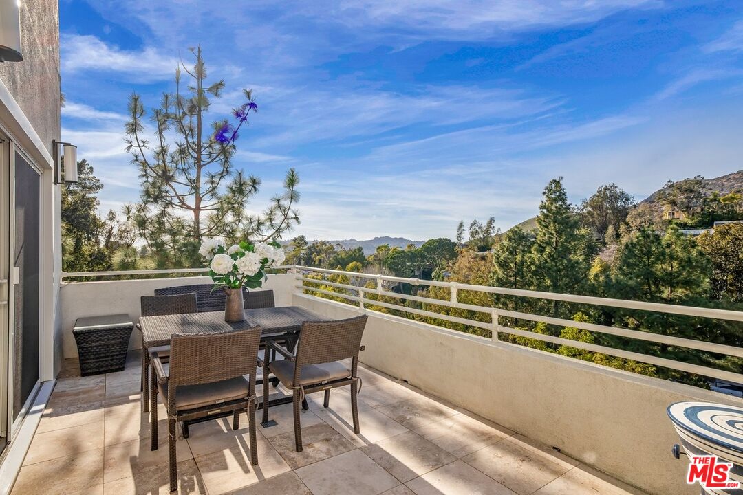 3373 Deronda Dr