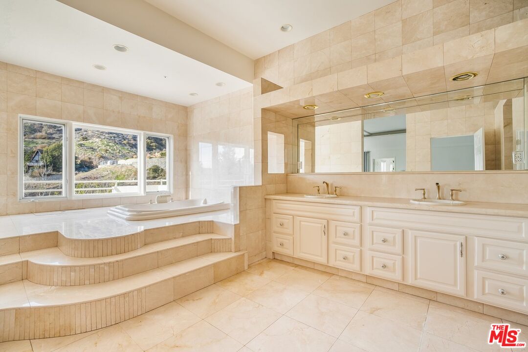 3373 Deronda Dr