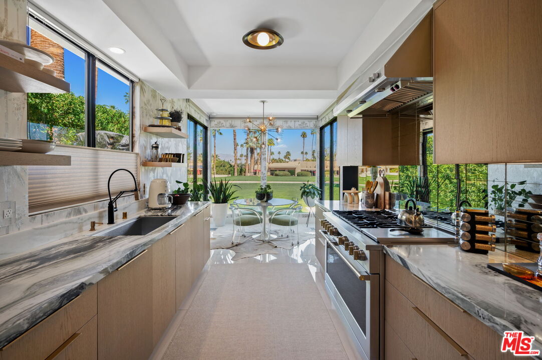 994 E Balboa Cir