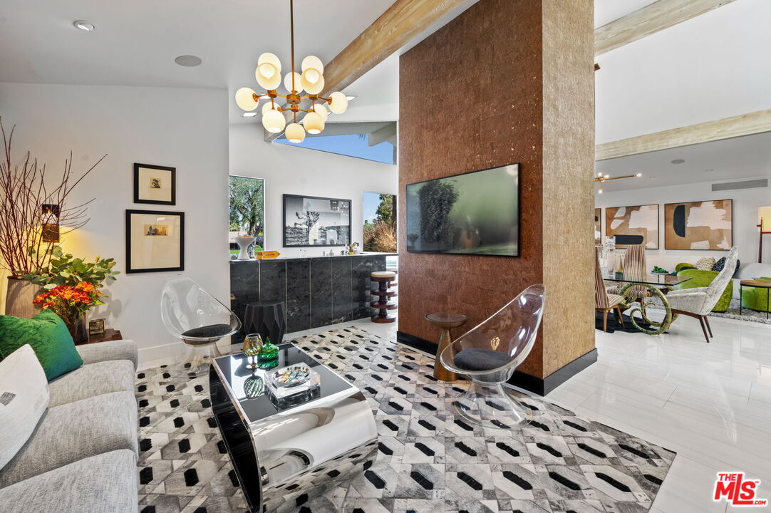 994 E Balboa Cir