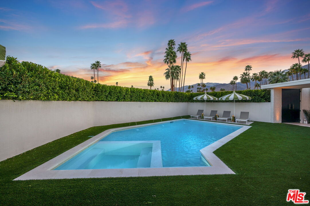 994 E Balboa Cir
