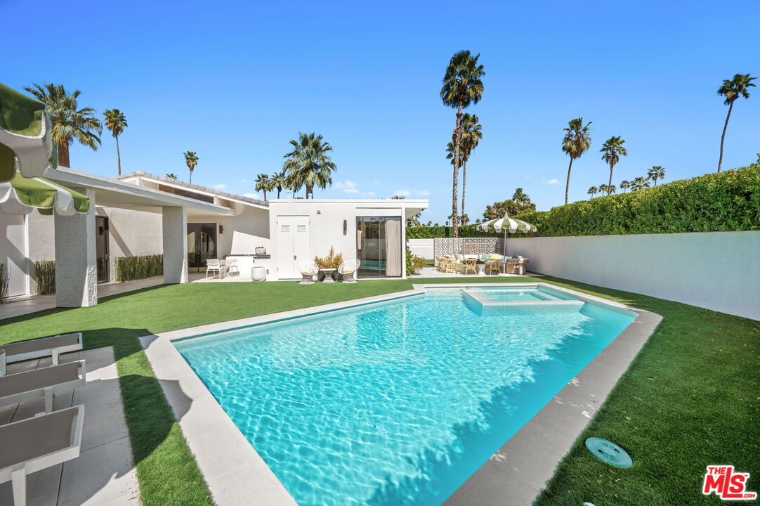 994 E Balboa Cir