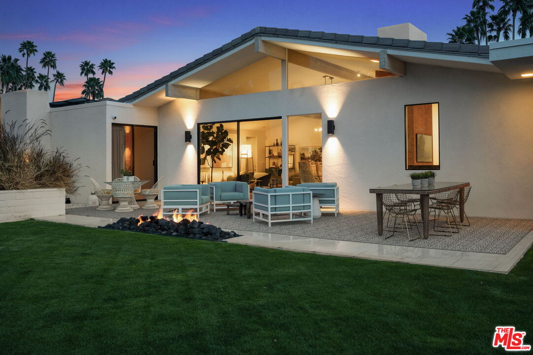 994 E Balboa Cir