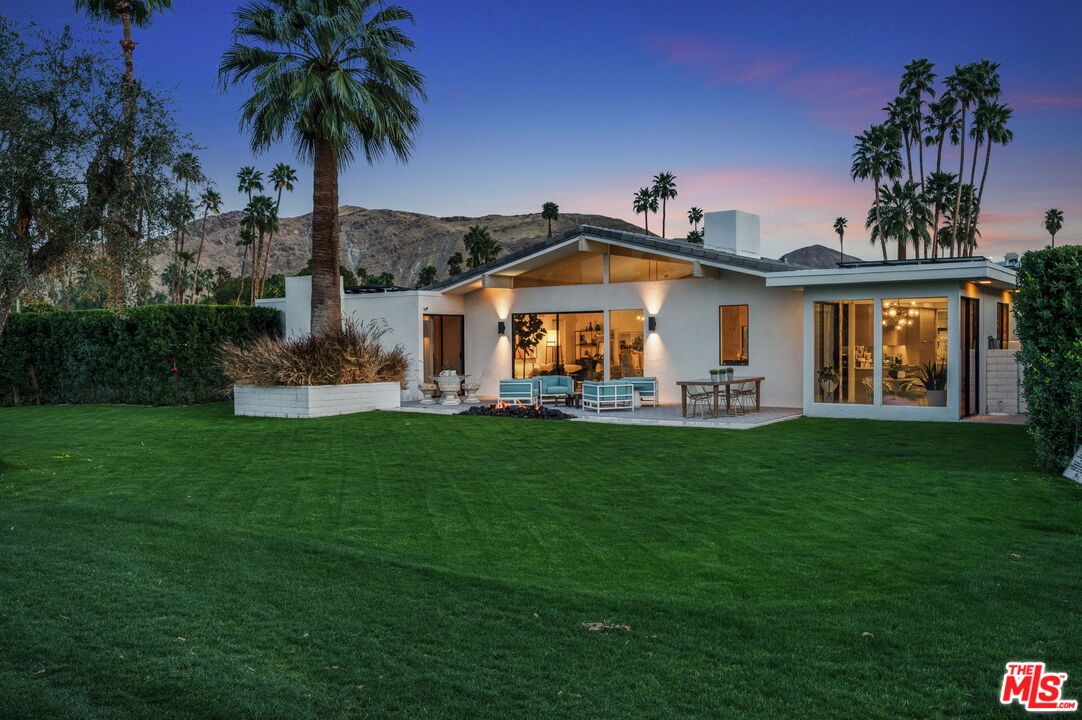 994 E Balboa Cir