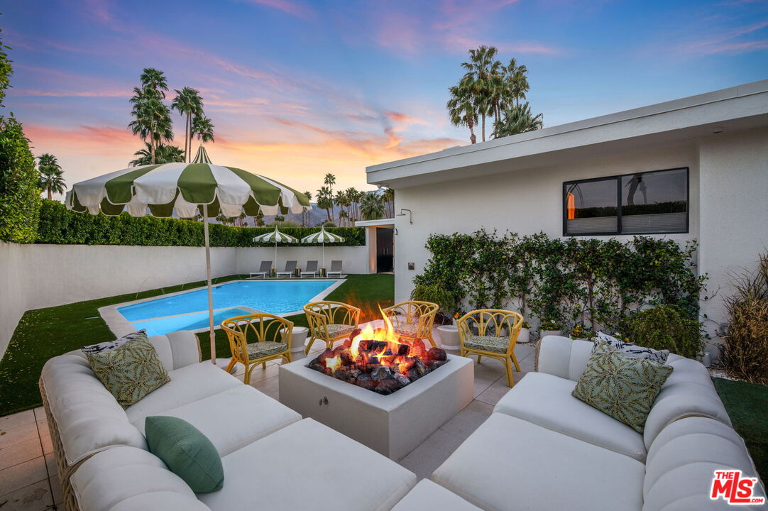 994 E Balboa Cir
