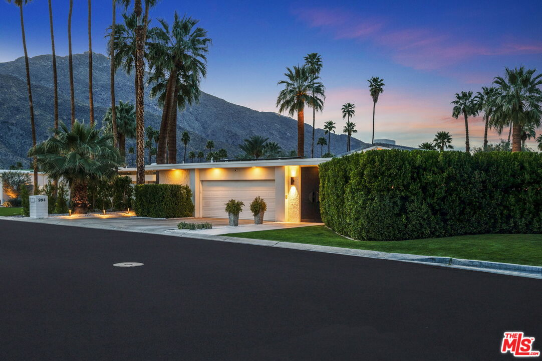 994 E Balboa Cir