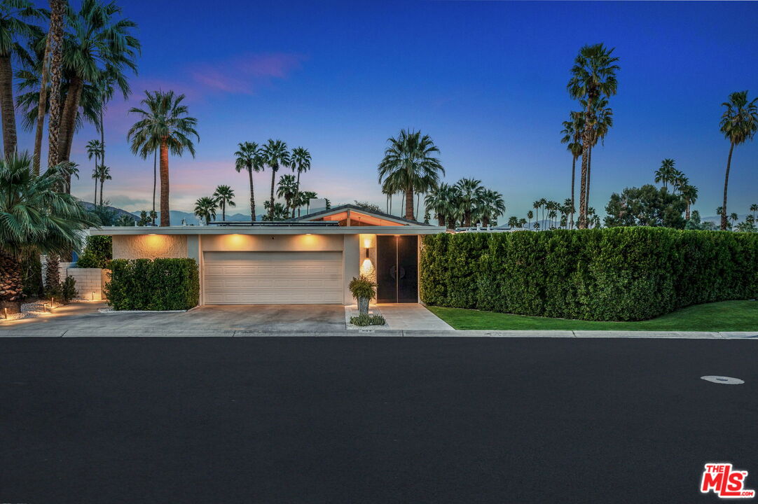 994 E Balboa Cir