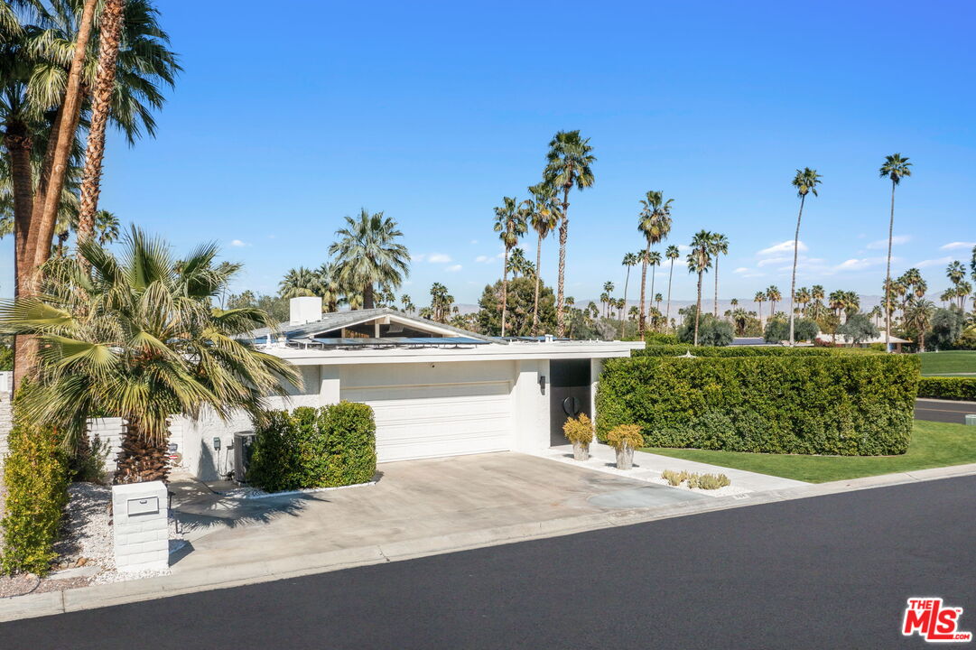 994 E Balboa Cir