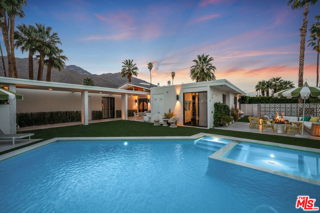 994 E Balboa Cir