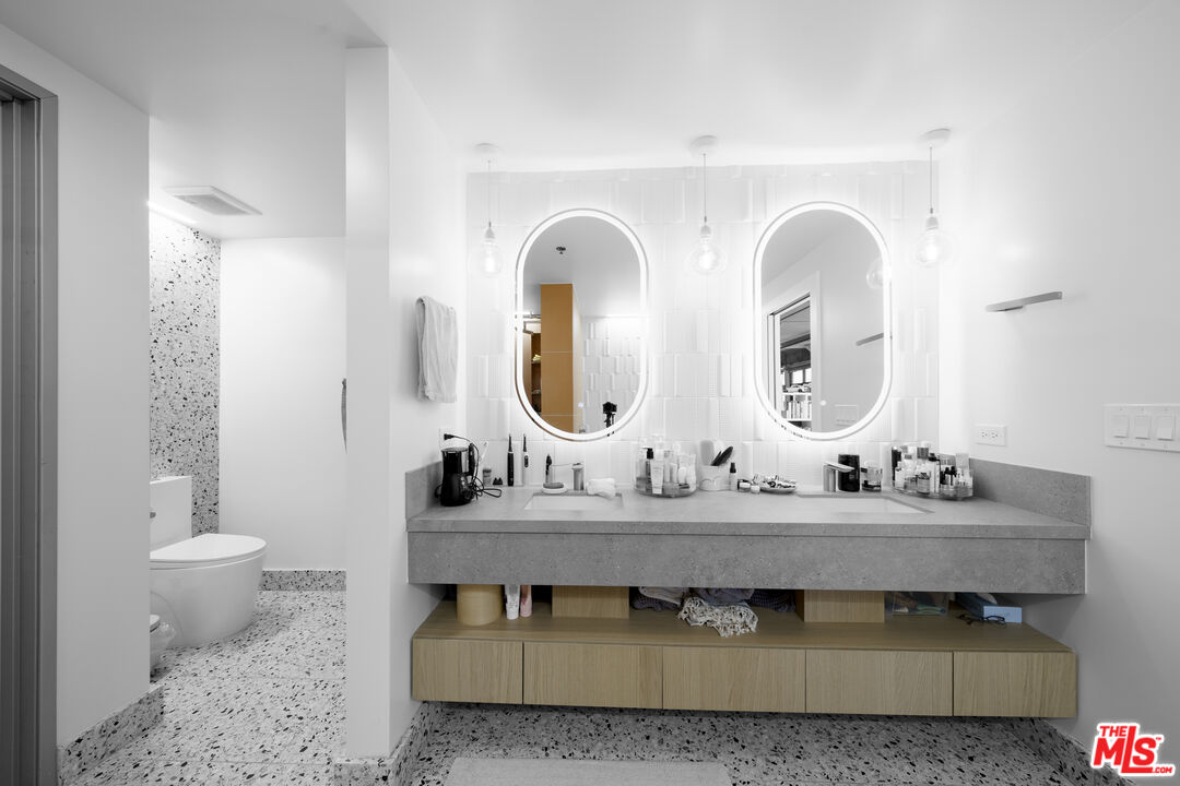 330 W 11th St Unit: 305