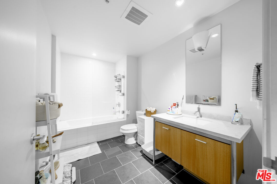 1155 S Grand Ave Unit: 305