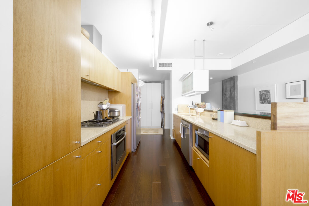 1155 S Grand Ave Unit: 305