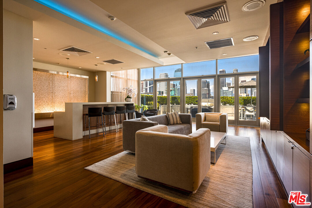 1155 S Grand Ave Unit: 305