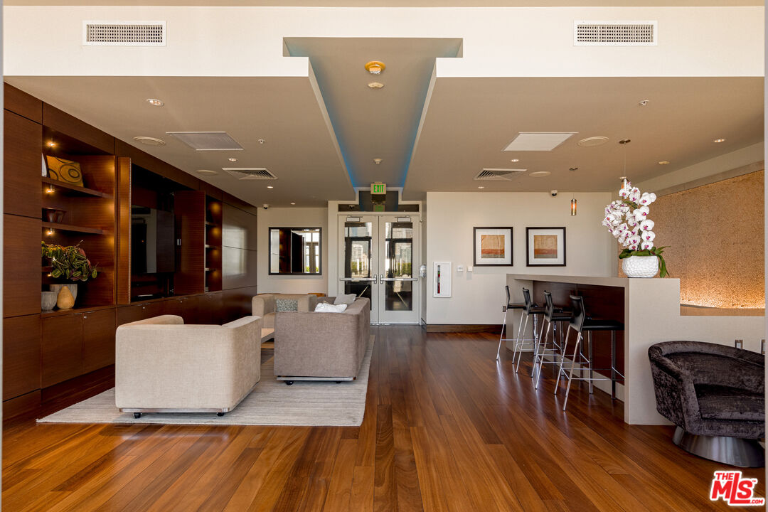 1155 S Grand Ave Unit: 305
