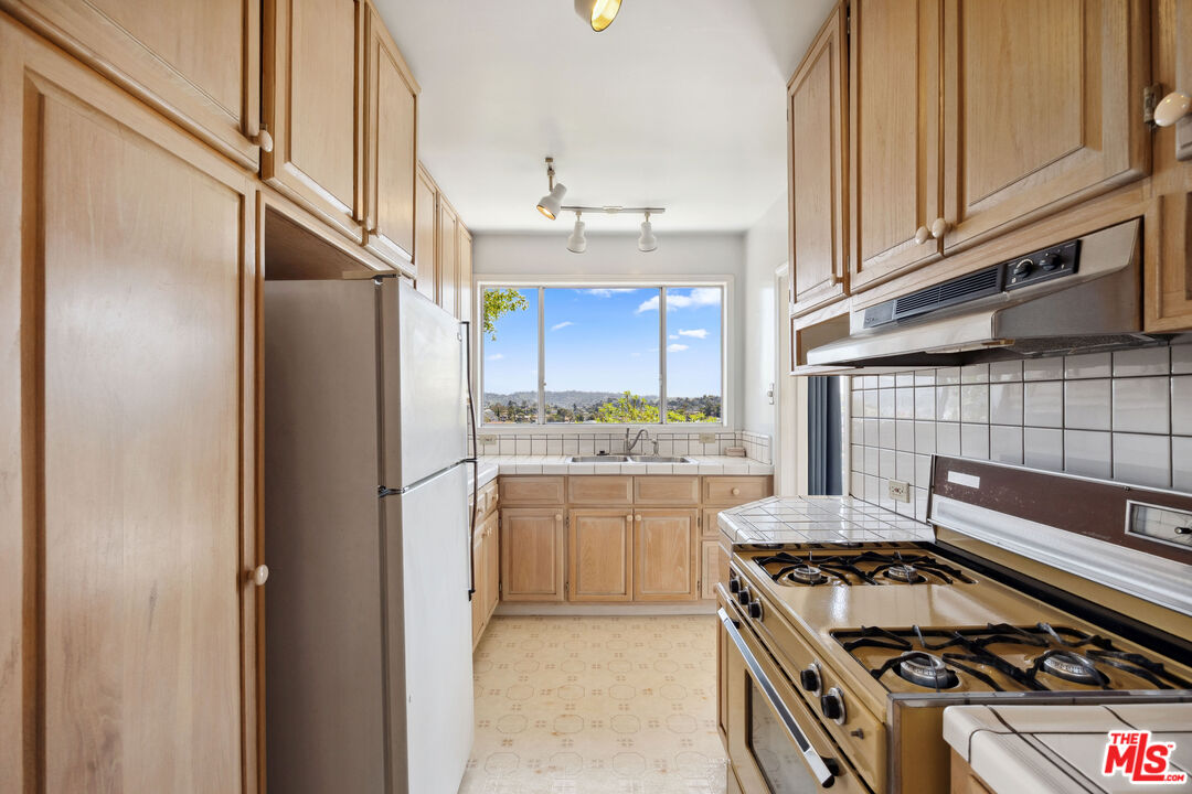 2246 N Ronda Vista Dr