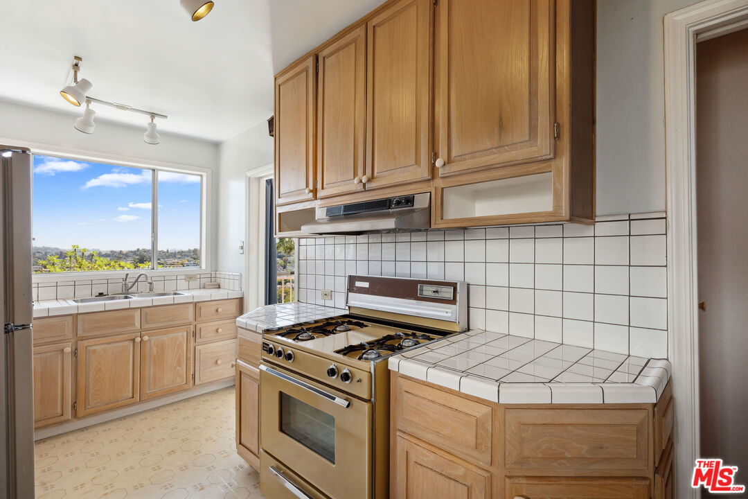2246 N Ronda Vista Dr