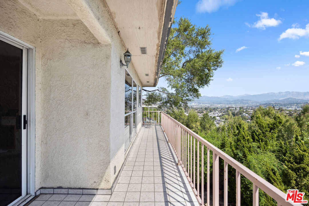 2246 N Ronda Vista Dr