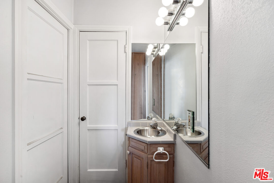 2246 N Ronda Vista Dr