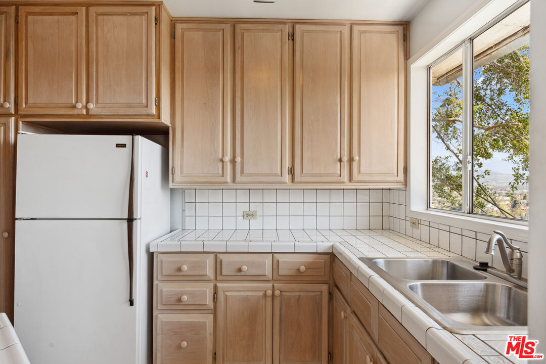 2246 N Ronda Vista Dr