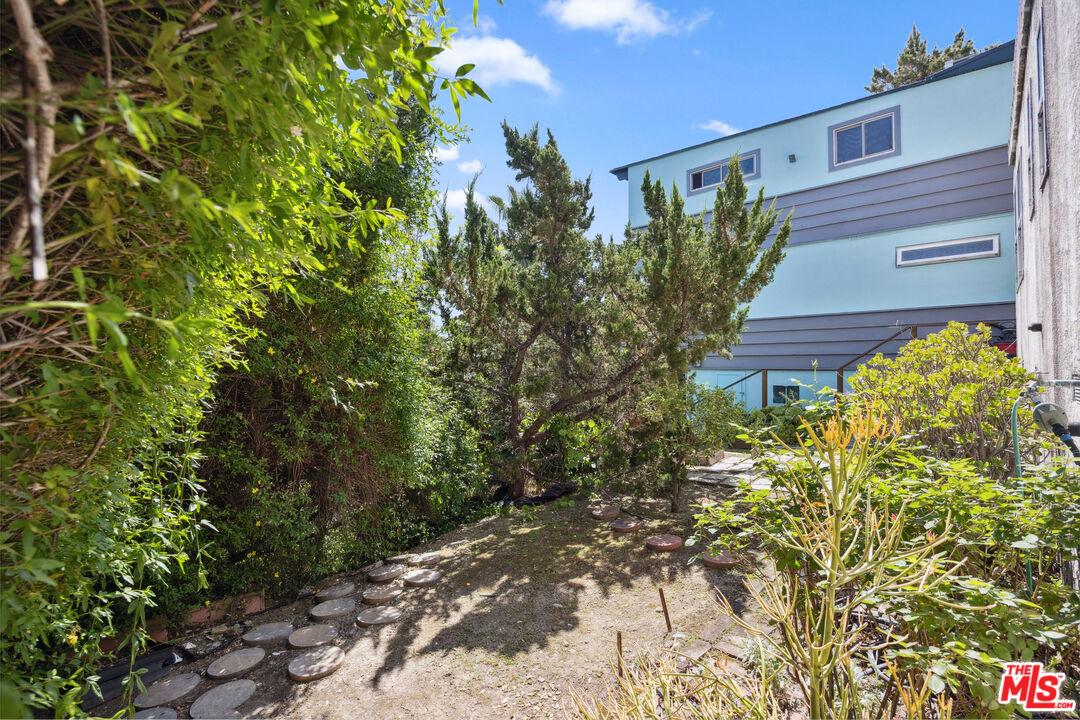 2246 N Ronda Vista Dr