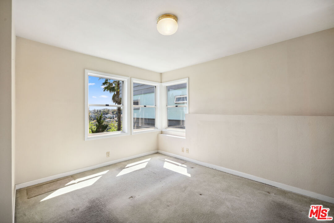 2246 N Ronda Vista Dr