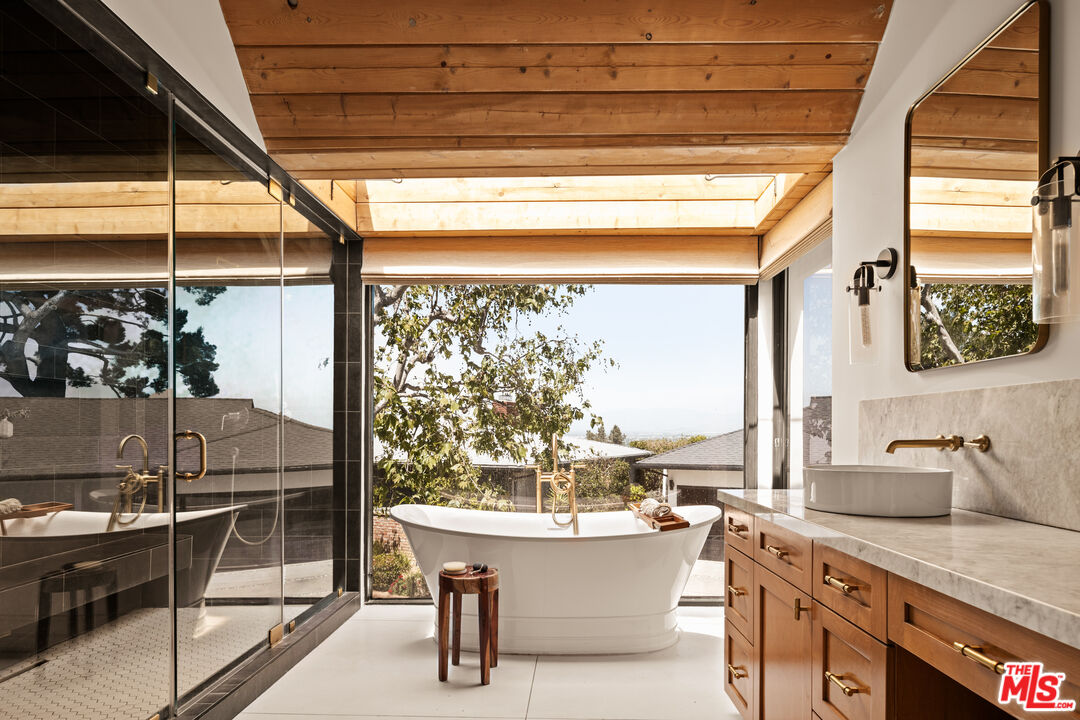3657 Alta Mesa Dr