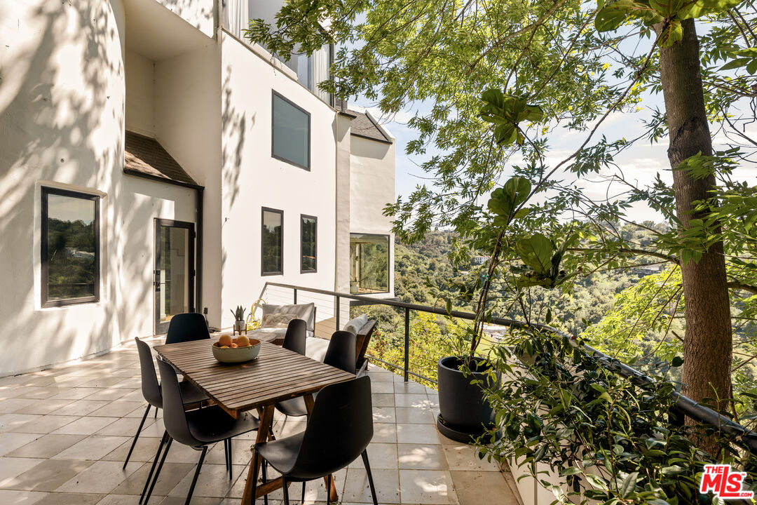 3657 Alta Mesa Dr