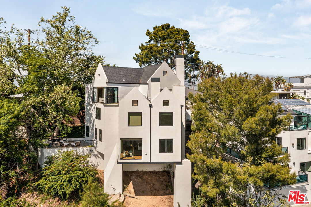 3657 Alta Mesa Dr