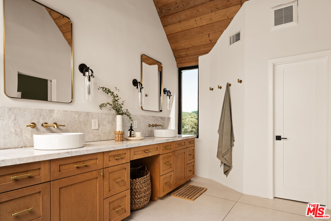 3657 Alta Mesa Dr