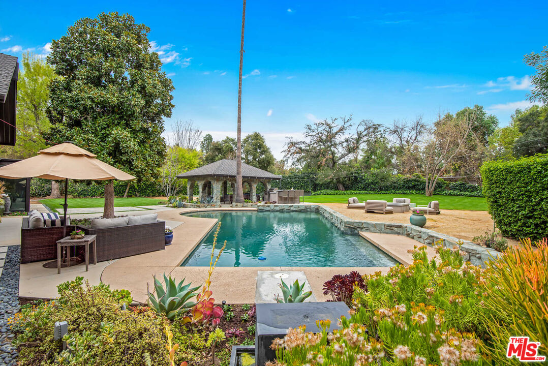 17352 MAGNOLIA BLVD