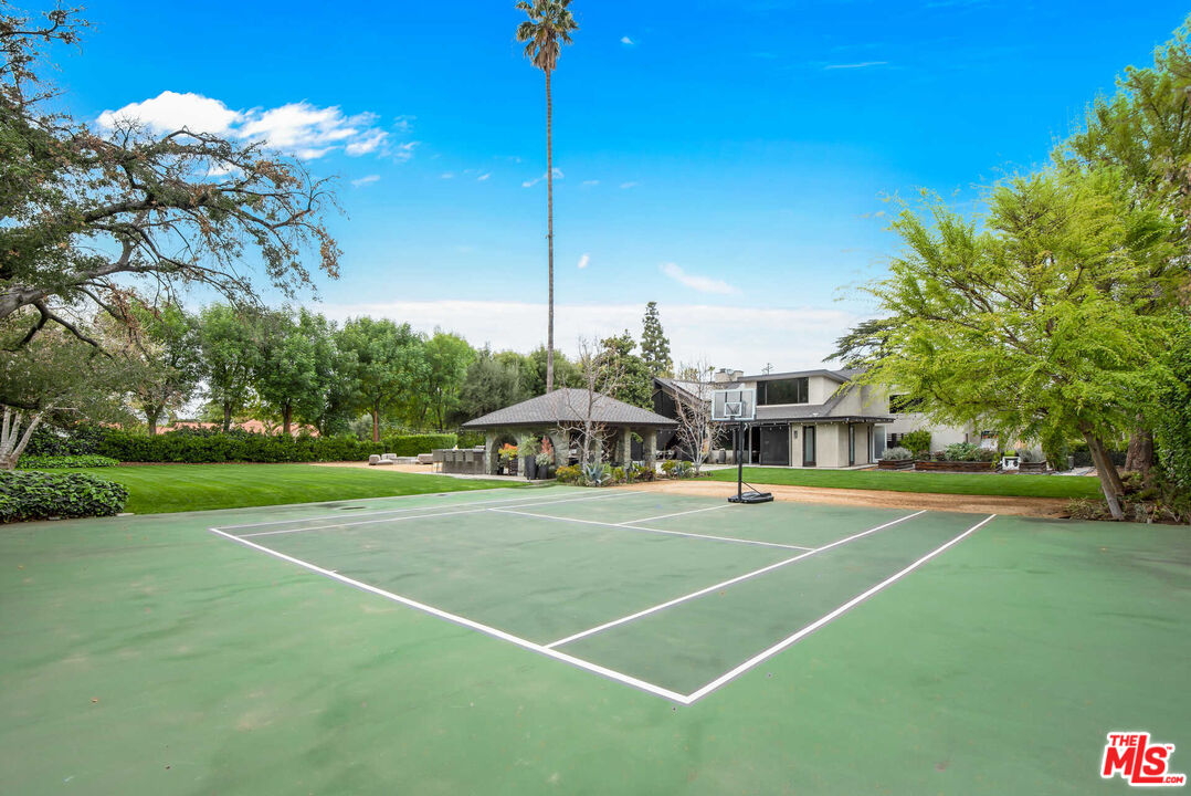 17352 MAGNOLIA BLVD