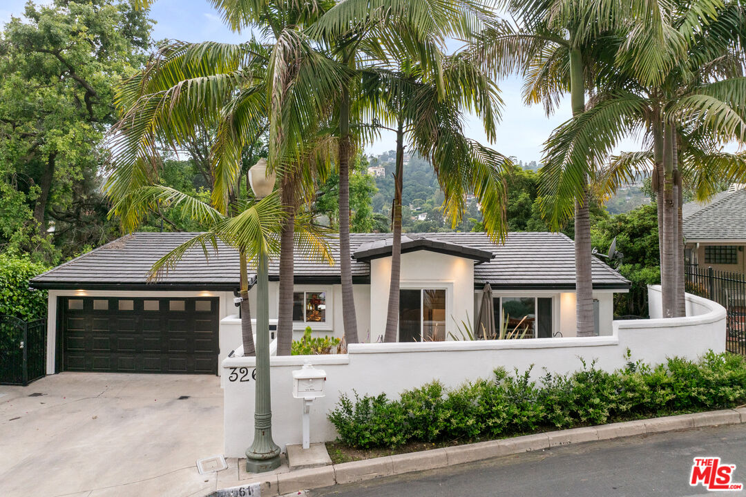 3261 N Knoll Dr
